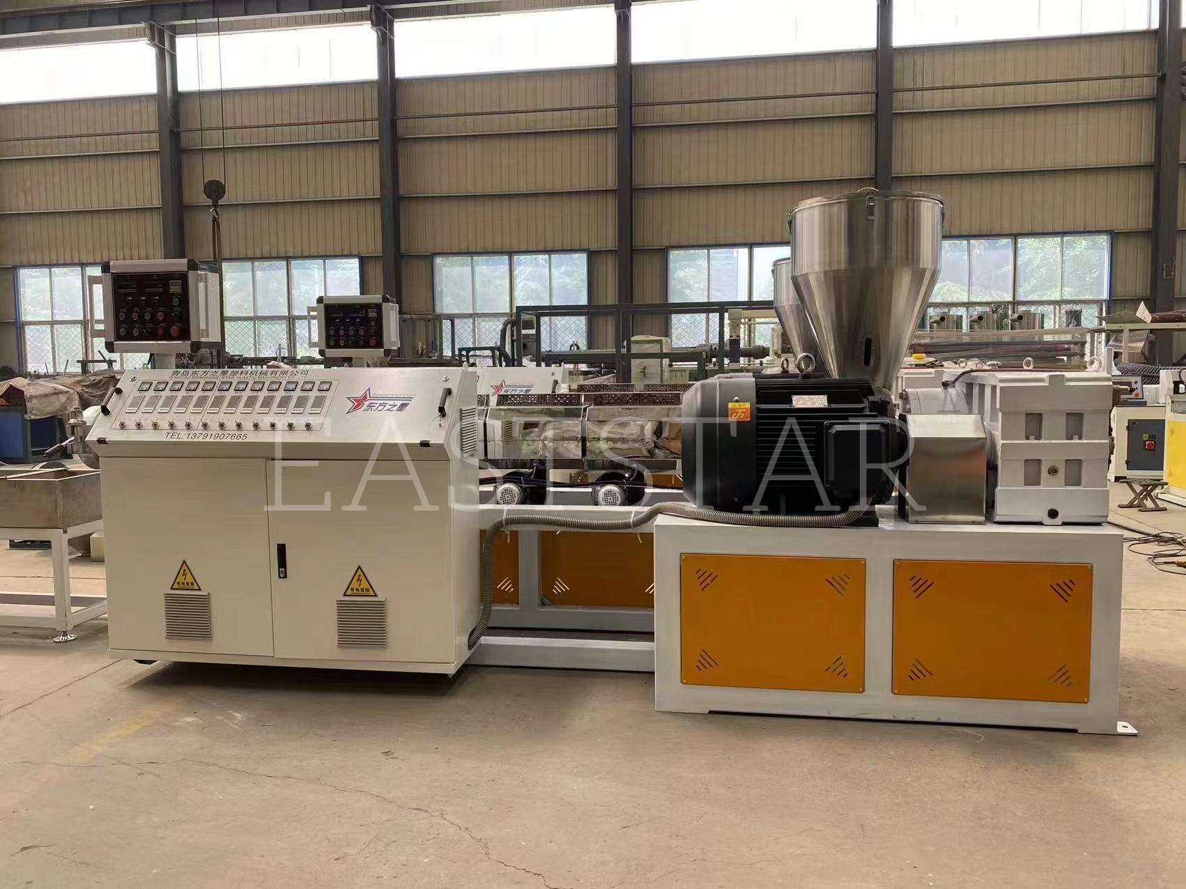 ہماری تکنیکی ٹیم ہمارے عرب کلائنٹ کے لئے TSSK65 متوازی جڑواں سکرو گرینولیٹر کی صحت سے متعلق اسمبلی کا انعقاد کر رہی ہے