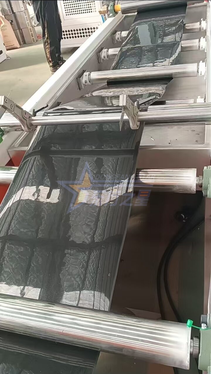 پی پی/پی ایس سیڈلنگ ٹرے شیٹ پروڈکشن لائن کے سائٹ پر آزمائشی رن کے لئے کسٹمر چنگ ڈاؤ ایسٹ اسٹار فیکٹری کا دورہ کرتا ہے