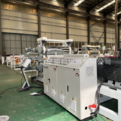 لچکدار شیٹ مینوفیکچرنگ: پروفیشنل ایس پی وی سی لچکدار شیٹ پروڈکشن لائن جدید مویشیوں اور عمارت سازی کے مواد کی ترقی کو بااختیار بناتی ہے